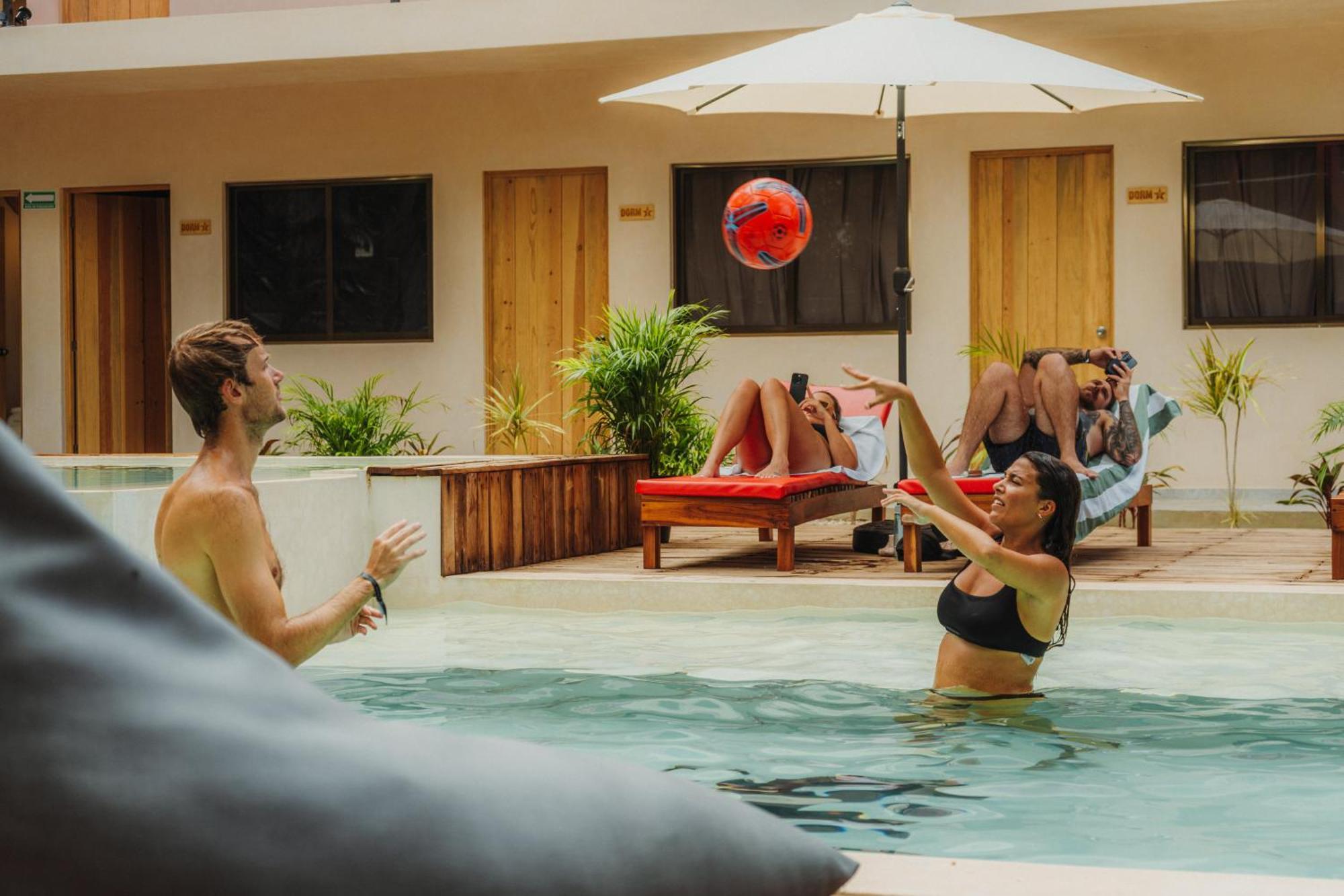 Che Valladolid Hostel & Bar Adults Only Bagian luar foto